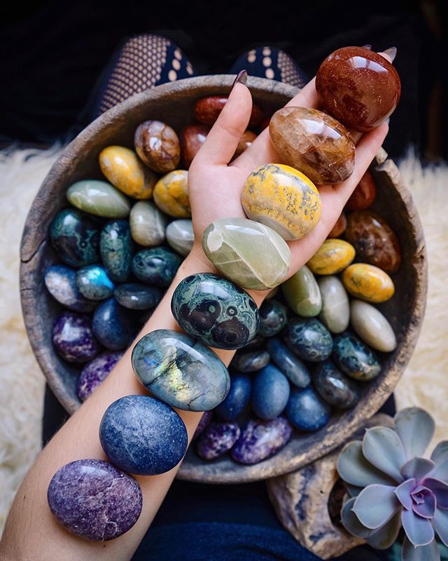 GALLETS & PALM STONES
