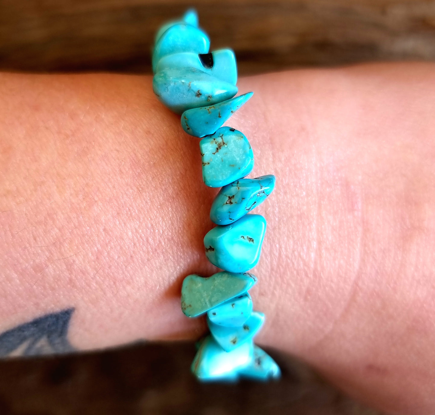 HOWLITE TURQUISE CHIPPED BRACELET - GOOD LUCK