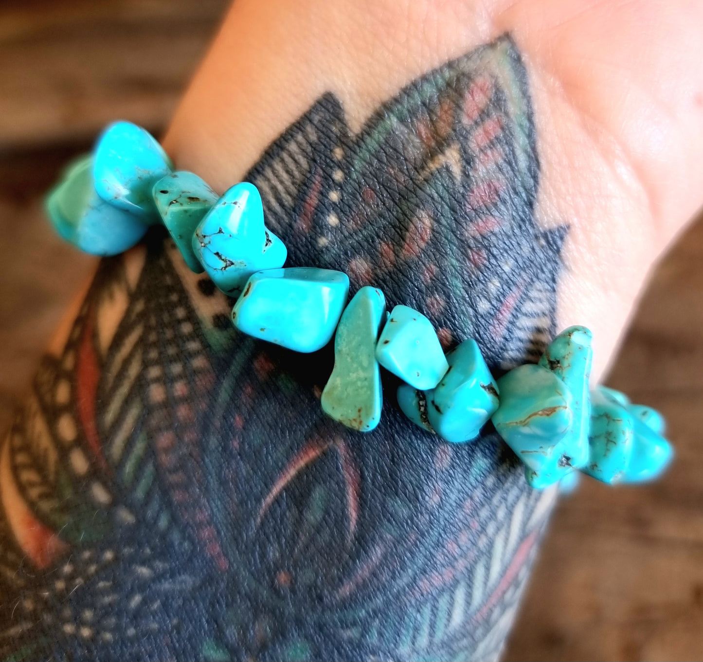 HOWLITE TURQUISE CHIPPED BRACELET - GOOD LUCK