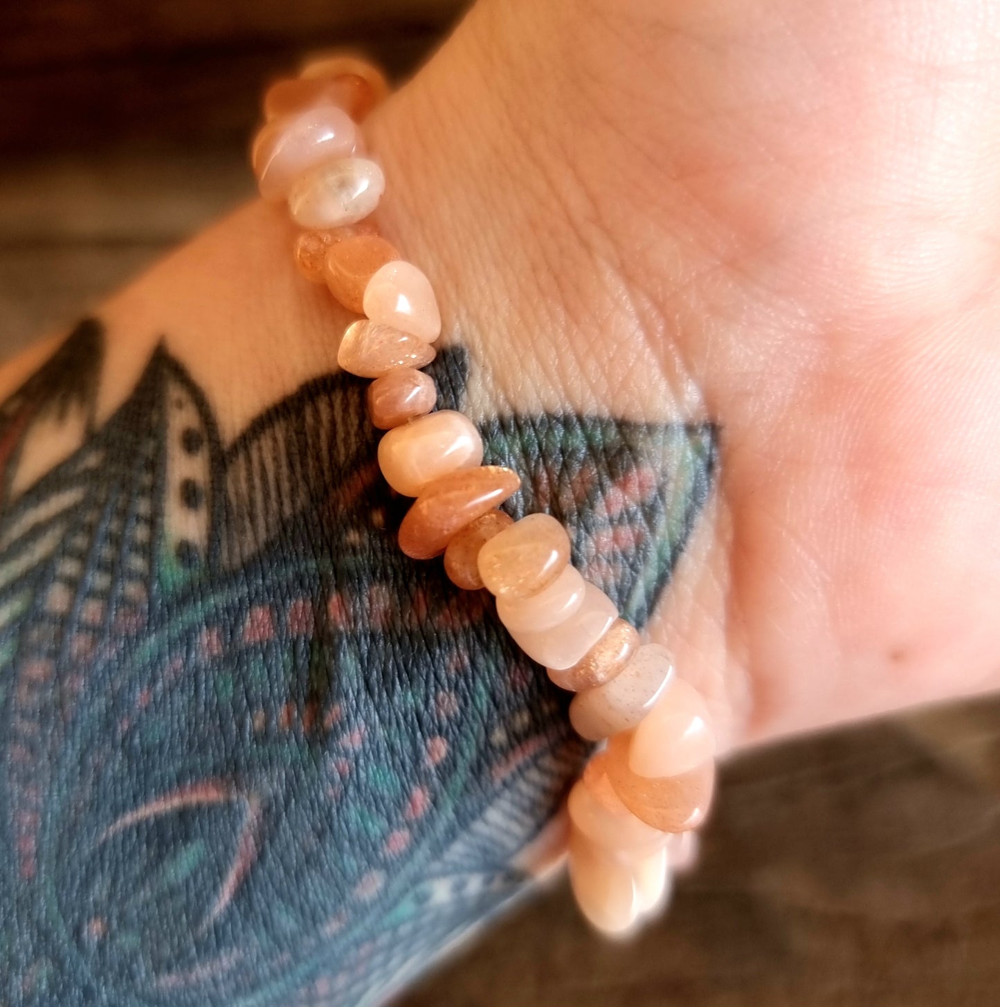 CHAMPAGNE MOONSTONE CHIPPED BRACELET - SPIRITUAL HEALING