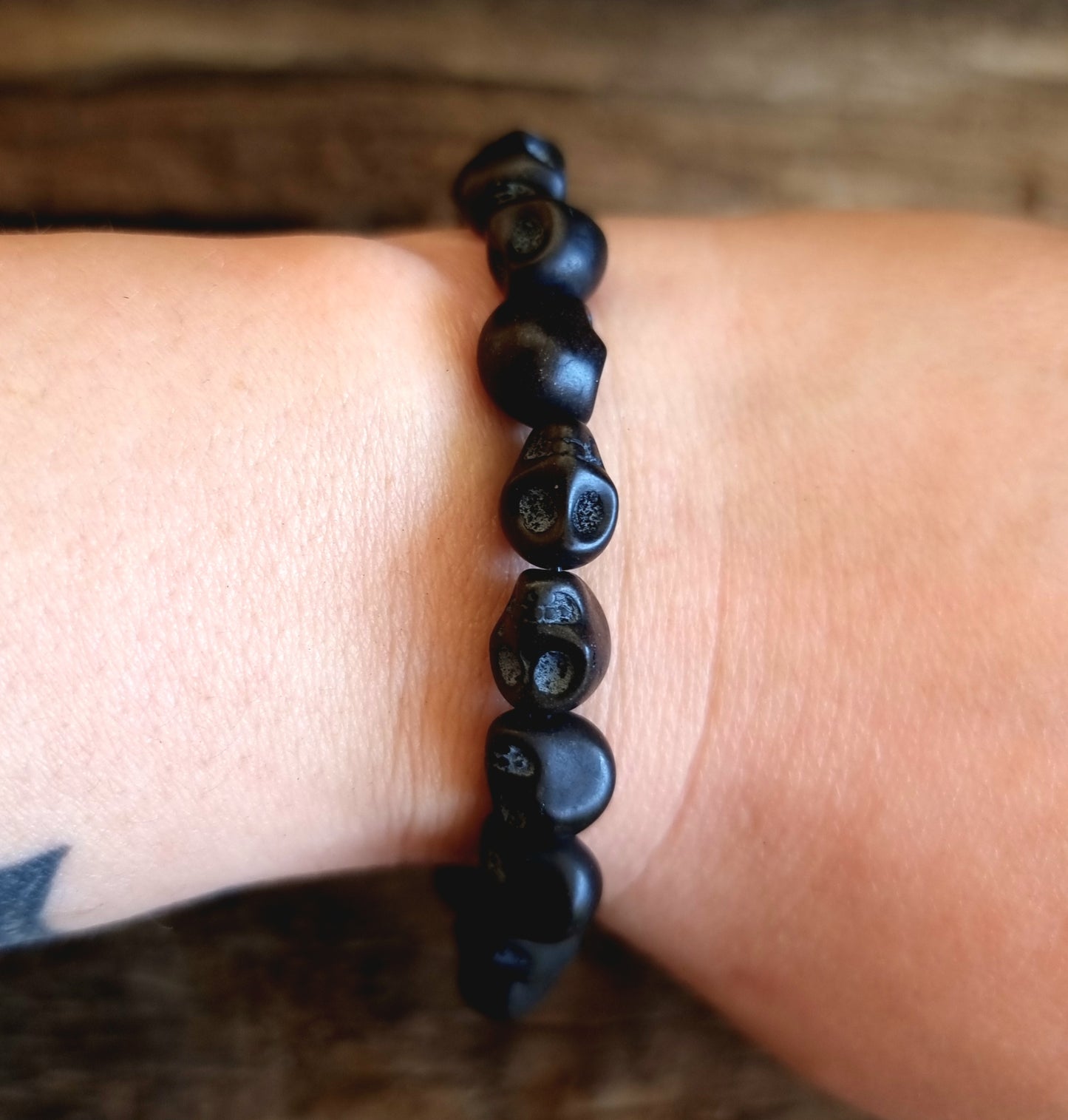 BLACK HOWLITE SKULL BRACELET 8 mm - HIGHER REALMS