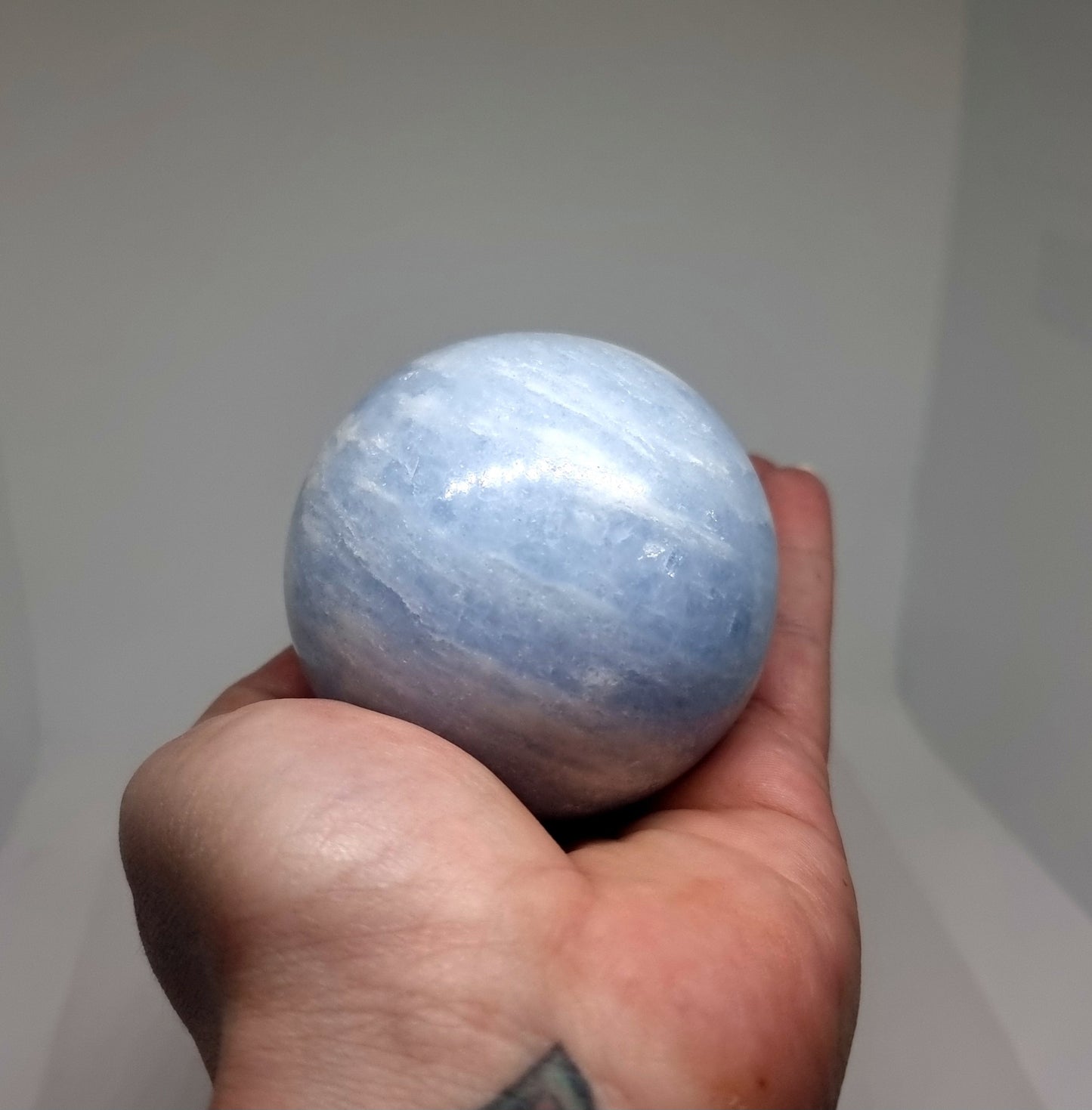 BLUE CALCITE POLISHED SPHERE (D) 6 cm - COMMUNICATION