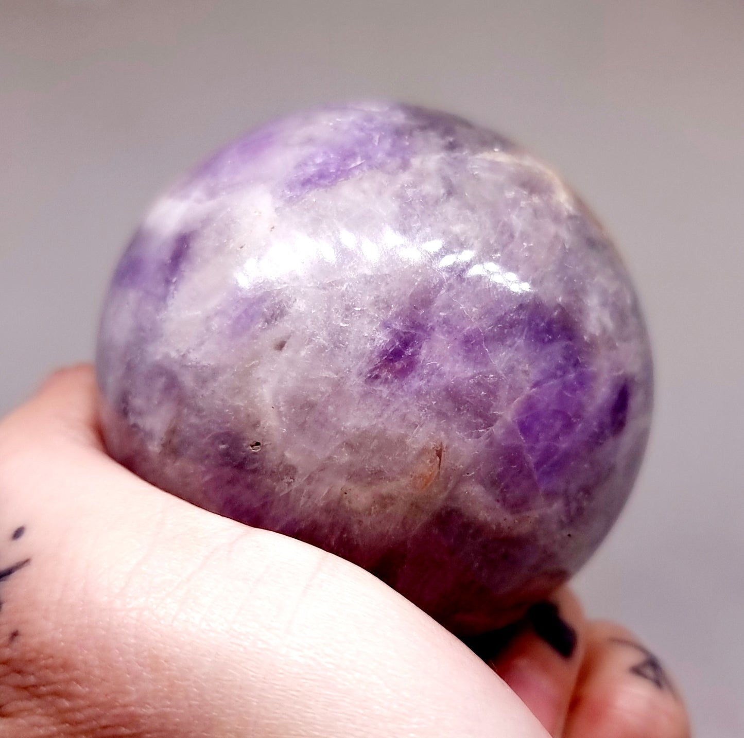 POLISHED CHEVRON AMETHYST SPHERE 6 cm - INTUITION