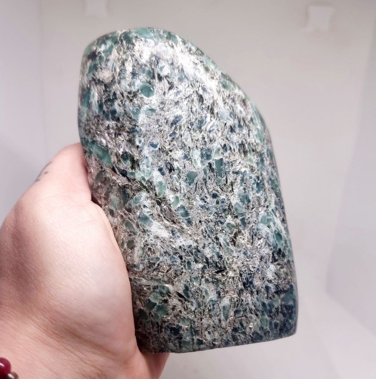 EMERALD IN MICA POLISHED FREEFORM 954 g - SUCCESSFUL LOVE