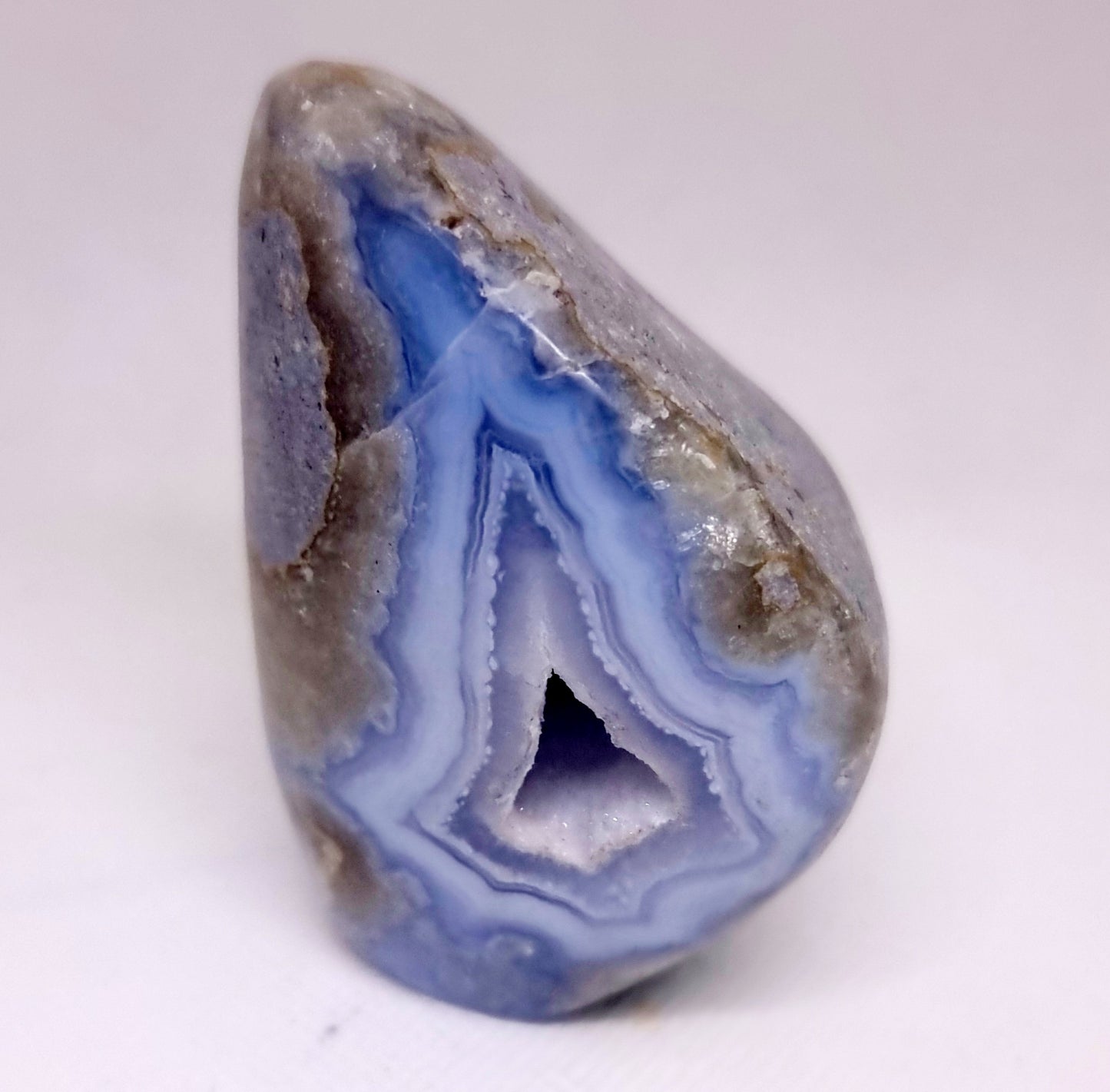 BLUE LACE AGATE GEODE POLISHED FREE FORM 228 g - COMMUNICATION & COURAGE
