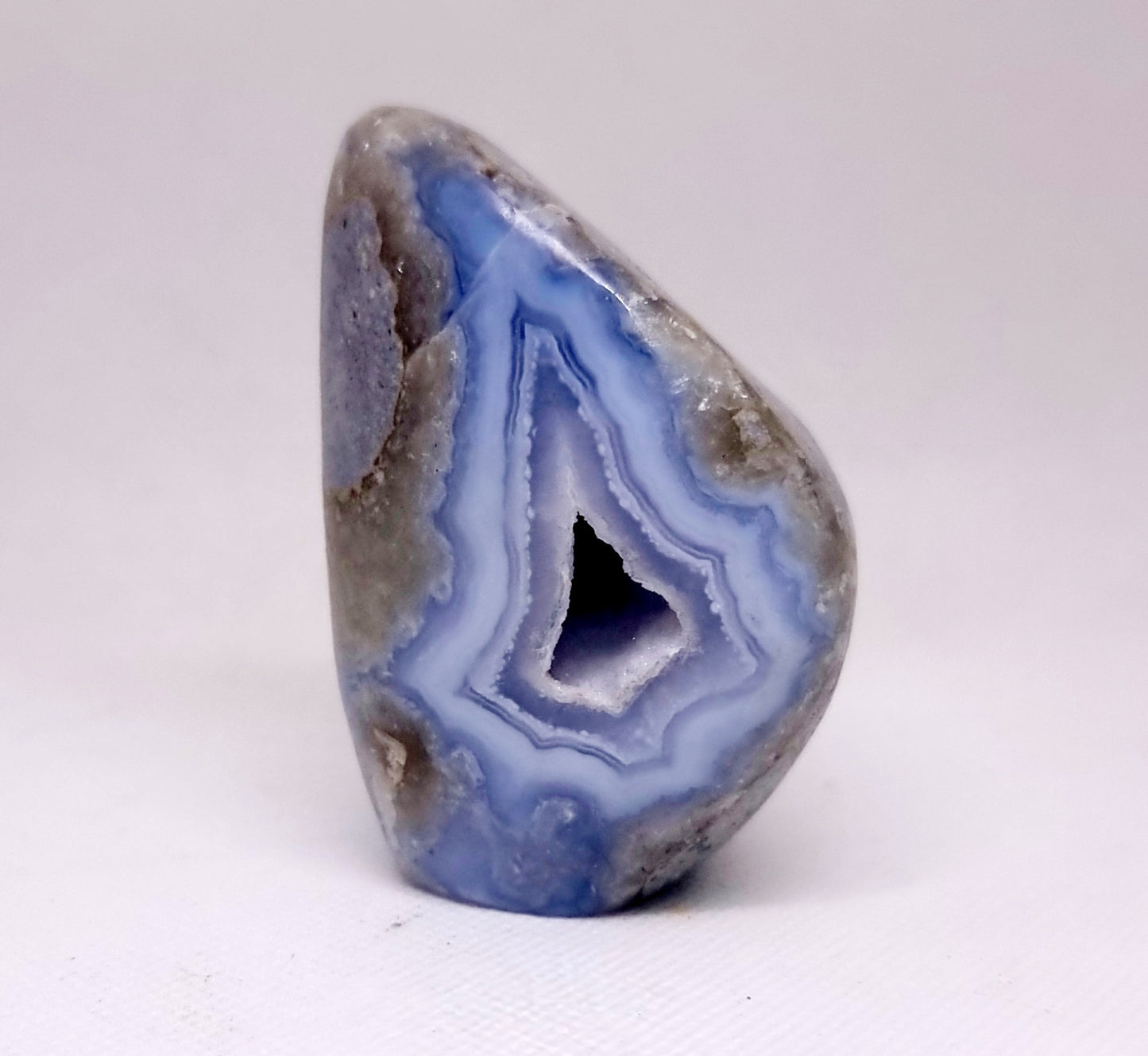 BLUE LACE AGATE GEODE POLISHED FREE FORM 228 g - COMMUNICATION & COURAGE