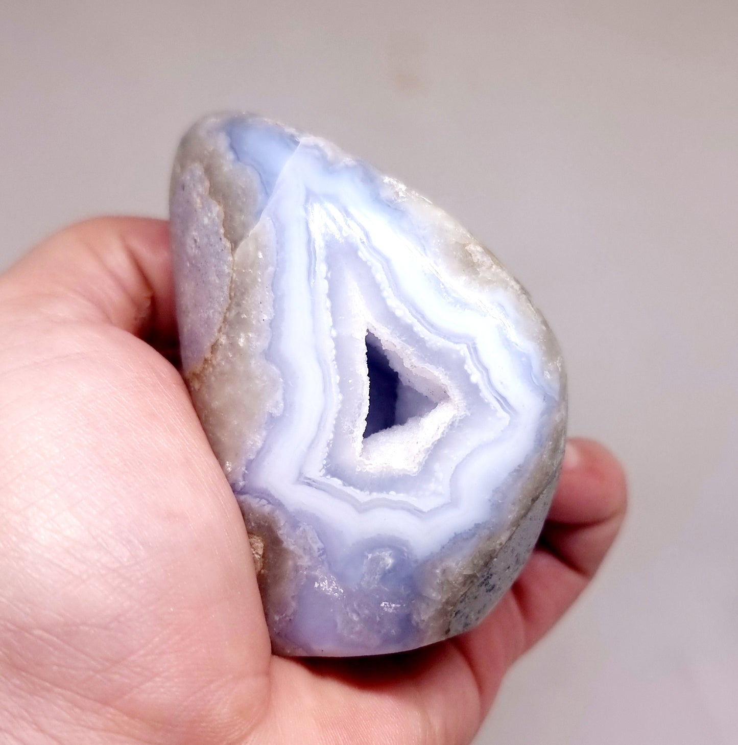 BLUE LACE AGATE GEODE POLISHED FREE FORM 228 g - COMMUNICATION & COURAGE