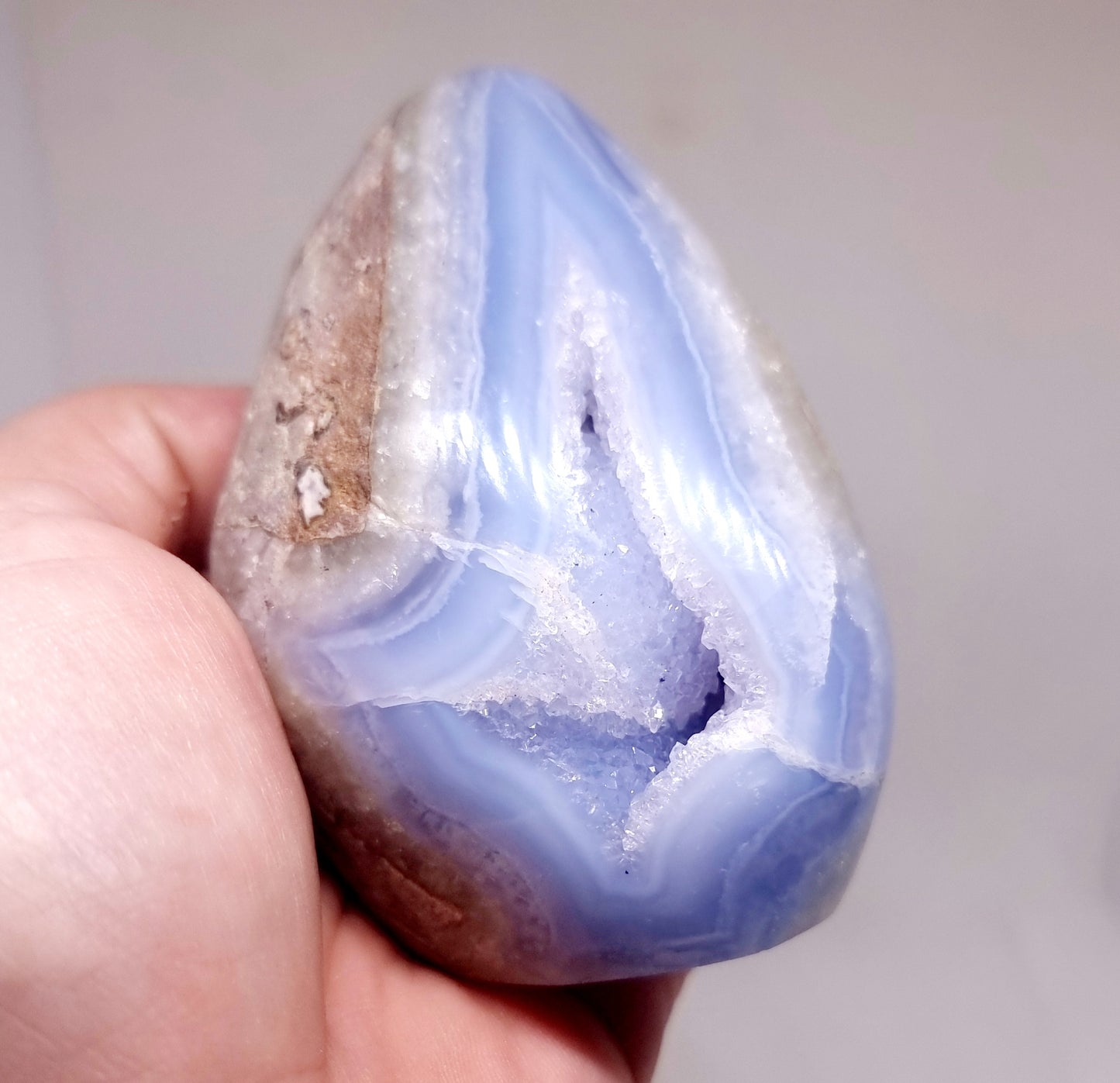 BLUE LACE AGATE GEODE POLISHED FREE FORM 283 g - COMMUNICATION & COURAGE