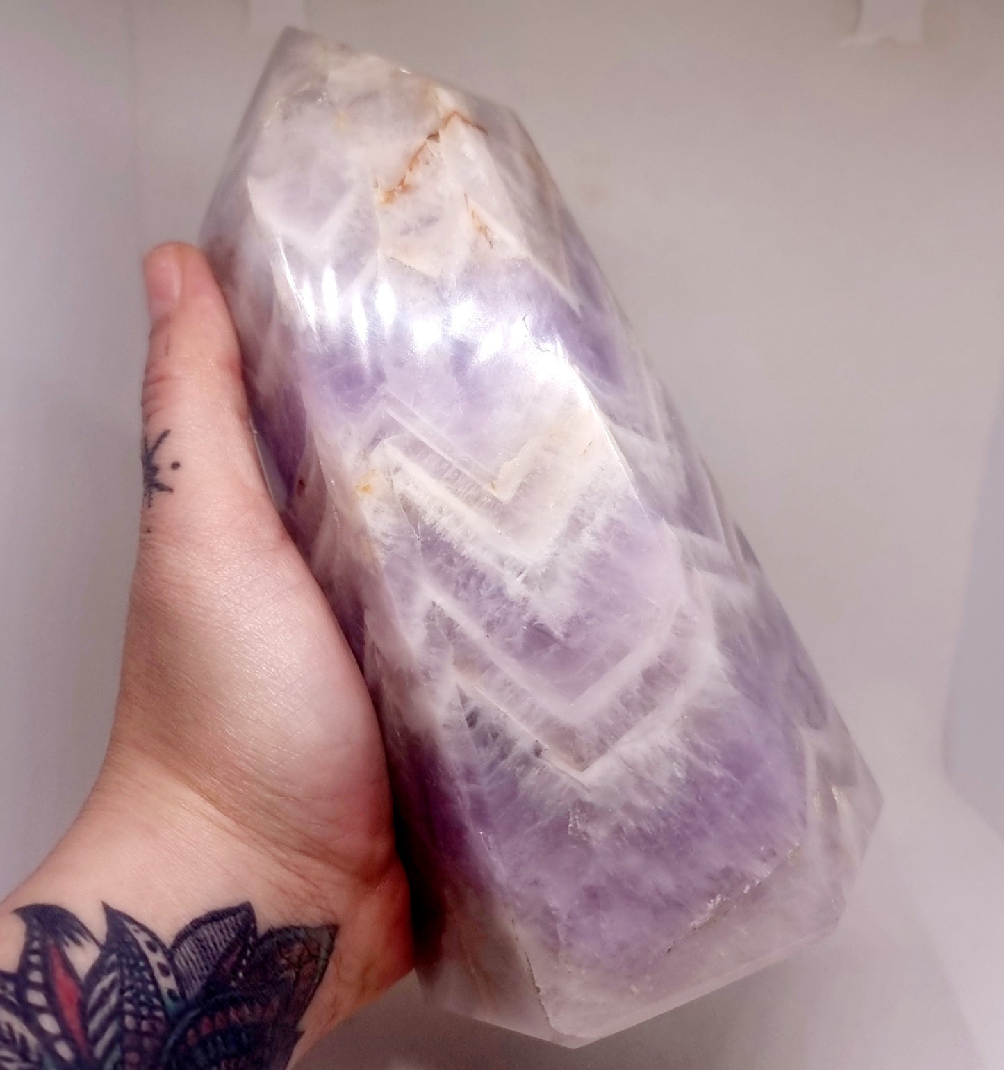 POLISHED CHEVRON DREAM AMETHYST TOWER 17.5 cm - INTUITION