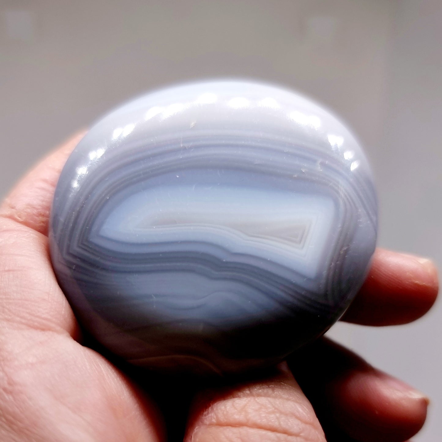 BANDED AGATE POLISHED PALM STONE 65 g - AURA PROTECTION
