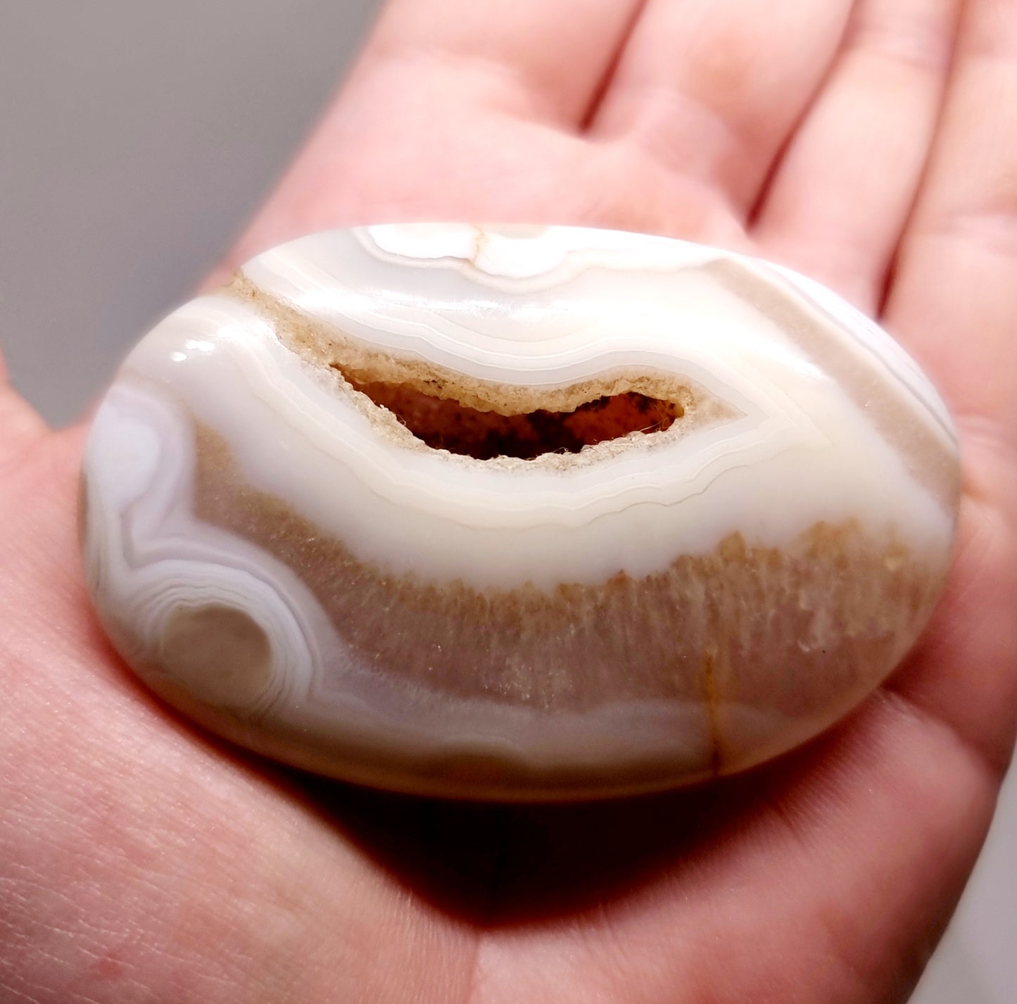 BANDED AGATE POLISHED PALM STONE 70 g - AURA PROTECTION