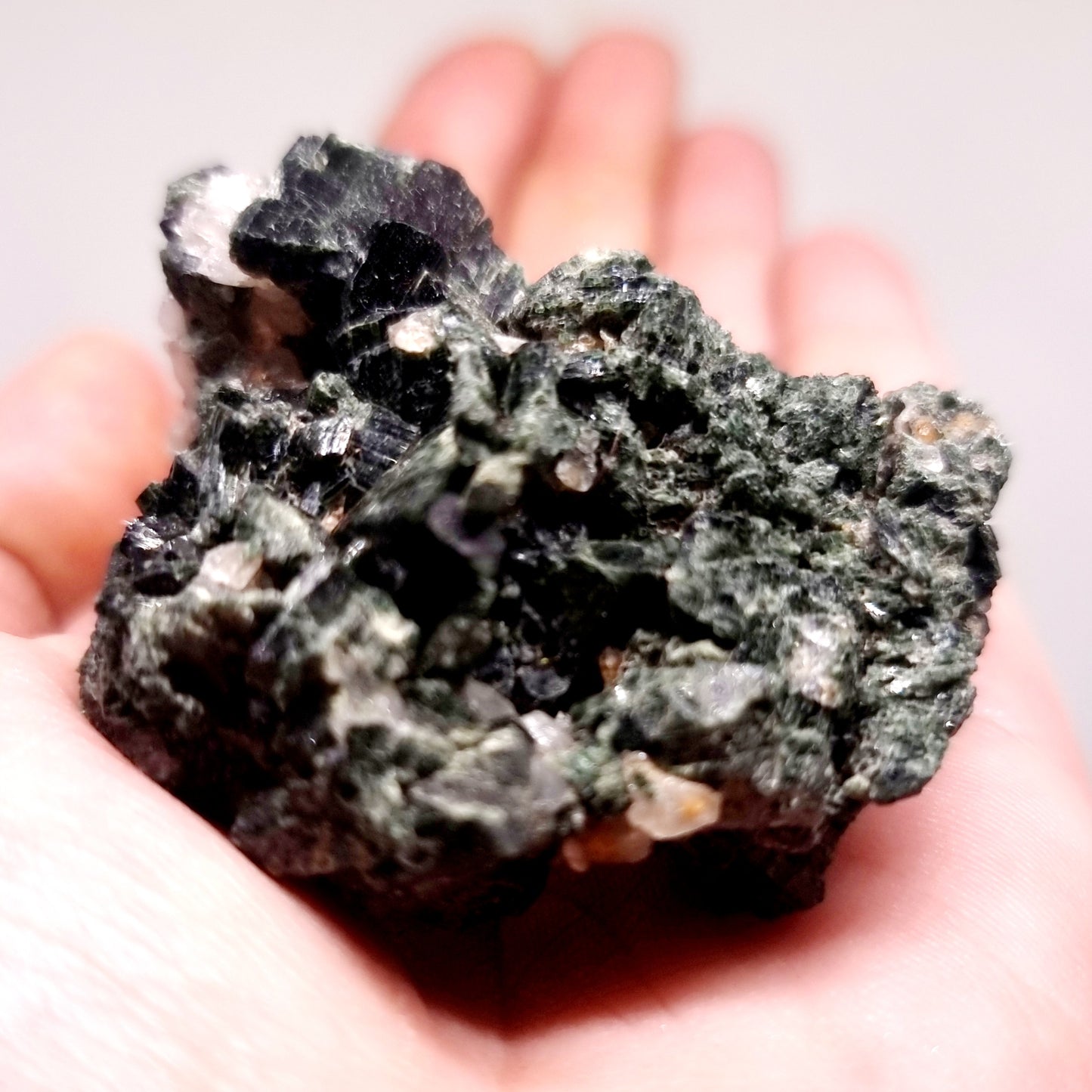 GREEN ACTINOLITE CLUSTER IN QUARTZ MATRIX 70 g - PSYCHIC SHIELD