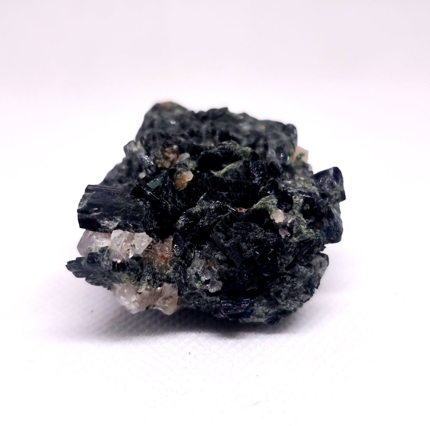 GREEN ACTINOLITE CLUSTER IN QUARTZ MATRIX 70 g - PSYCHIC SHIELD
