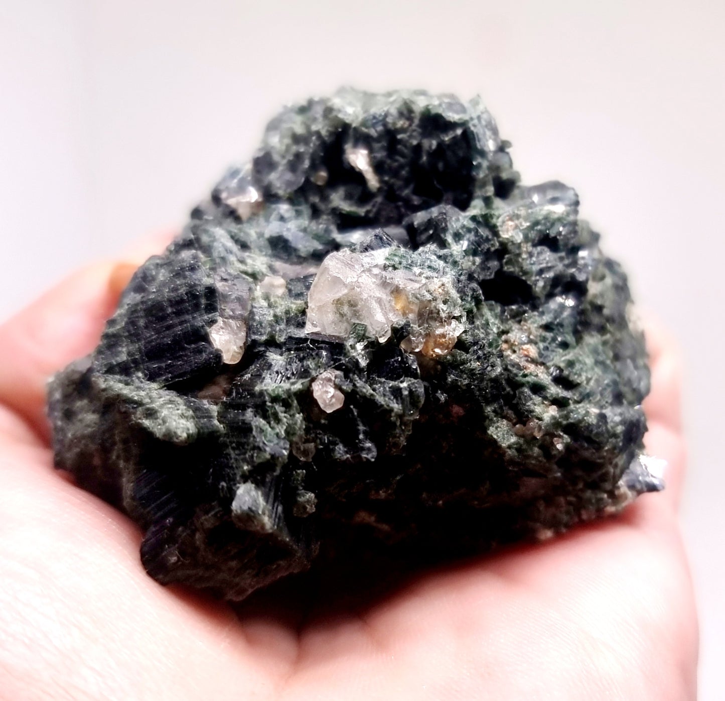 GREEN ACTINOLITE CLUSTER IN QUARTZ MATRIX 119 g - PSYCHIC SHIELD