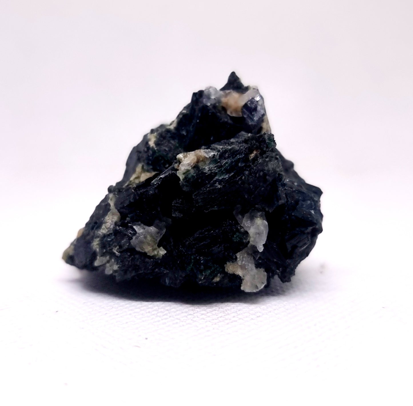 GREEN ACTINOLITE CLUSTER IN QUARTZ MATRIX 77 g - PSYCHIC SHIELD
