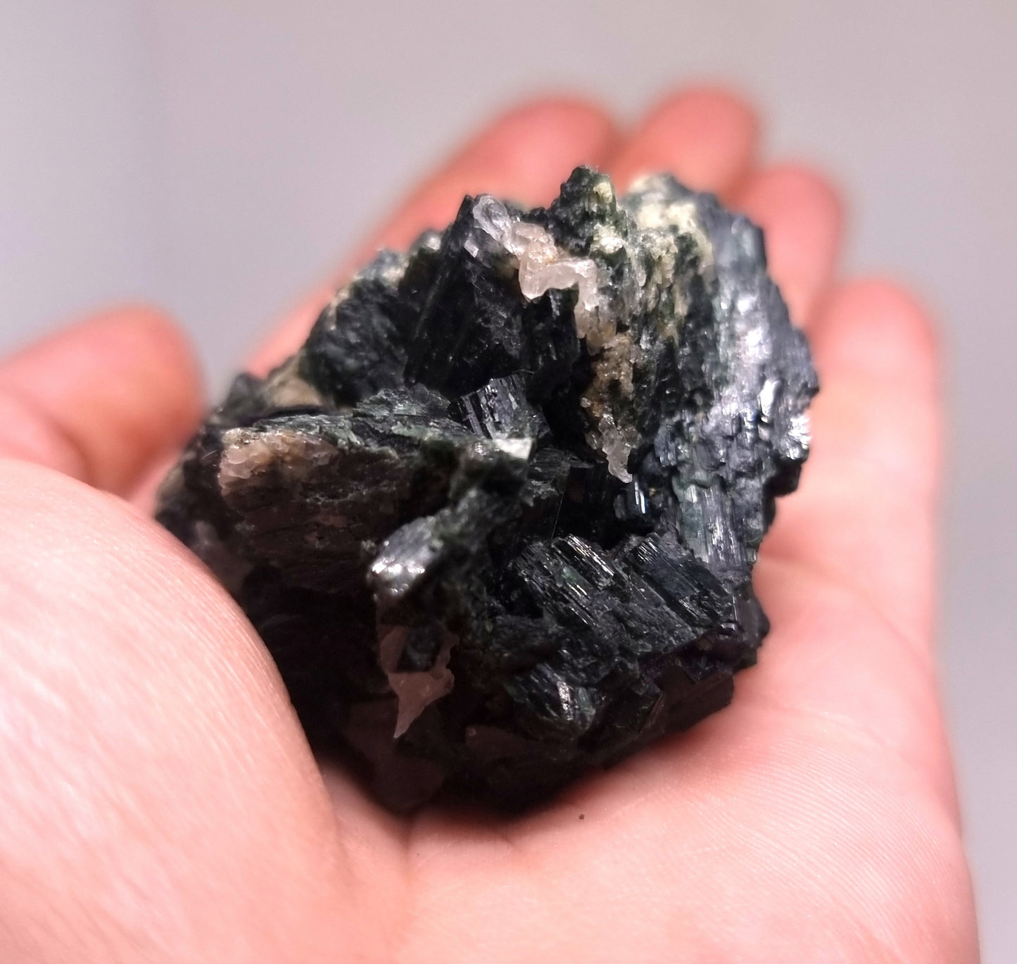 GREEN ACTINOLITE CLUSTER IN QUARTZ MATRIX 77 g - PSYCHIC SHIELD