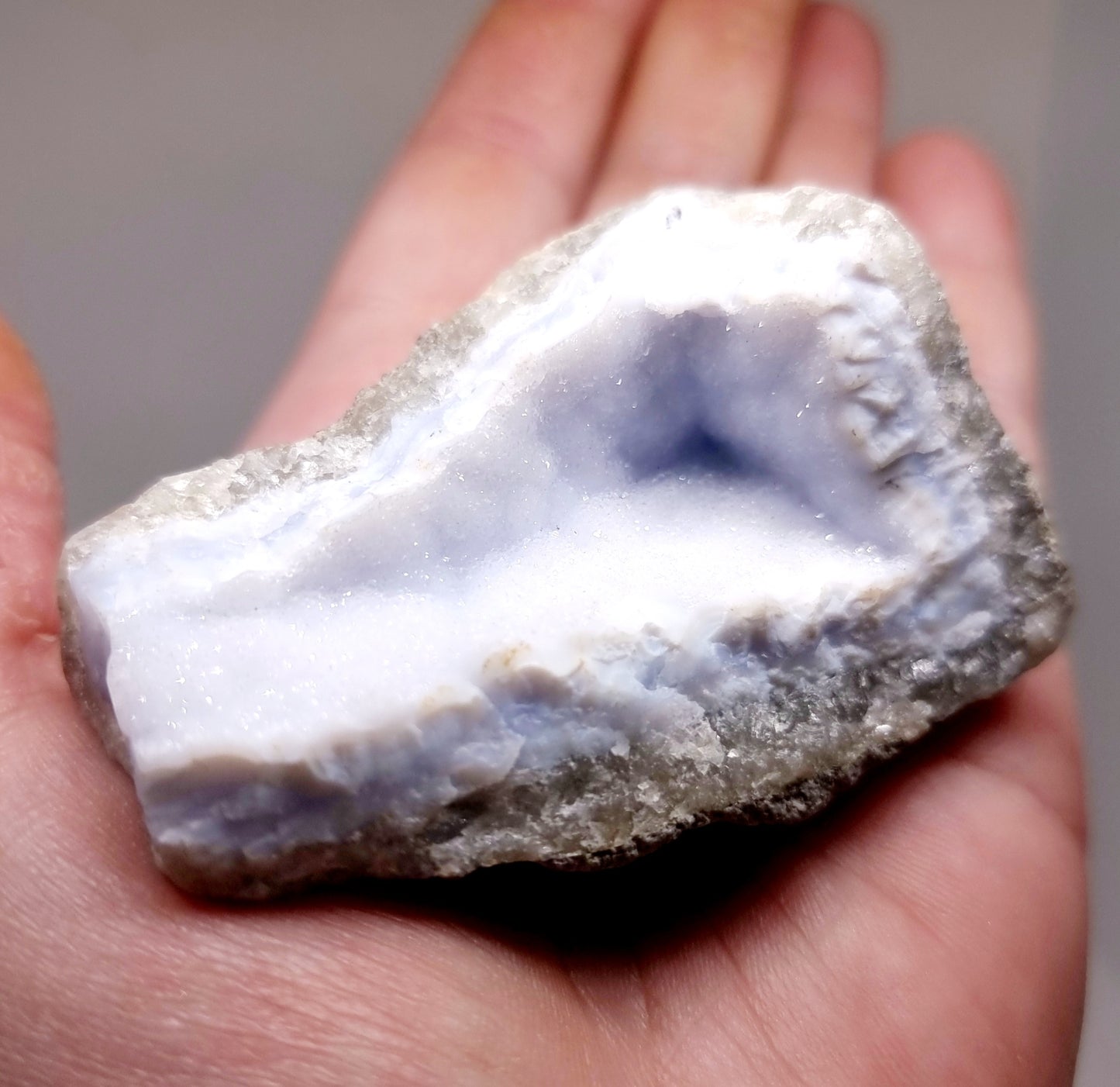 BLUE LACE AGATE GEODE 96 g - SERENITY, COMMUNICATION & INNER CALM