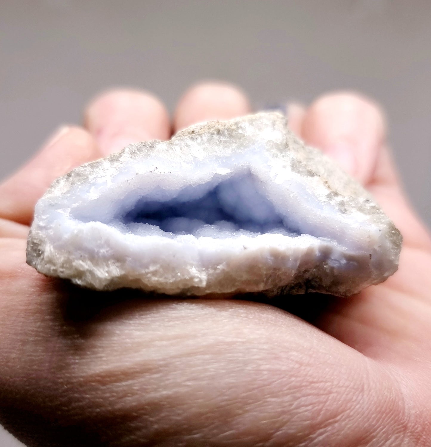 BLUE LACE AGATE GEODE 106 g - SERENITY, COMMUNICATION & INNER CALM