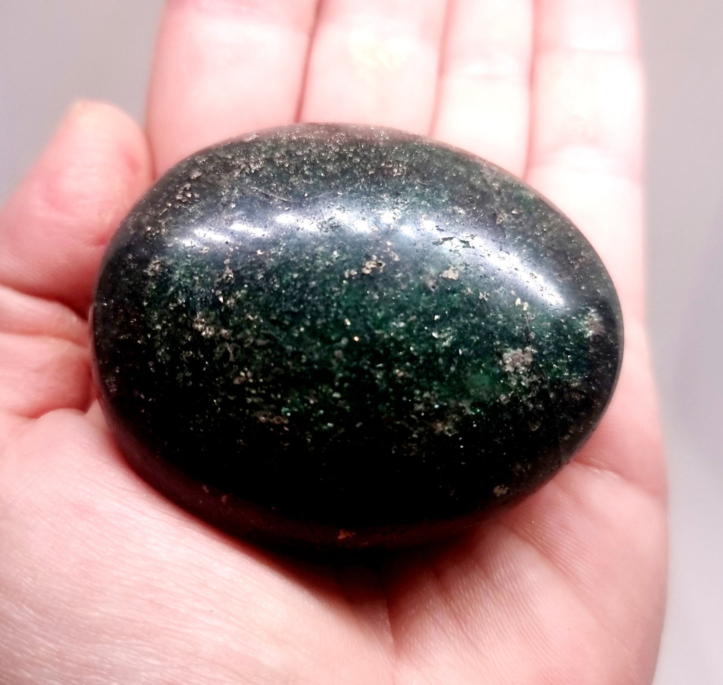GREEN FUCHSITE QUARTZ POLISHED GALLET 135 g - ABUNDANCE