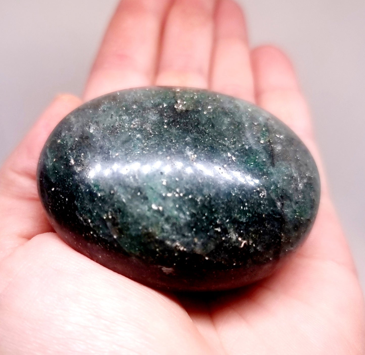 GREEN FUCHSITE QUARTZ POLISHED GALLET 160 g - ABUNDANCE