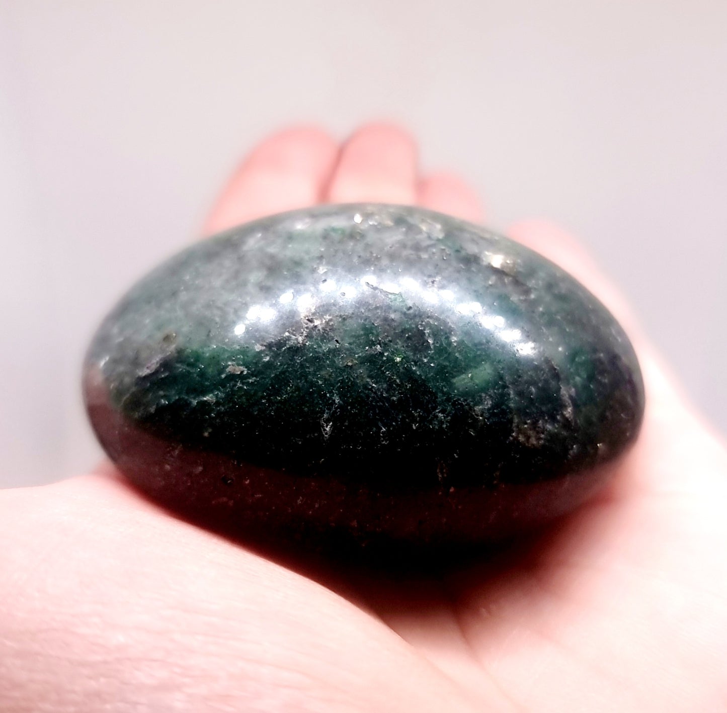 GREEN FUCHSITE QUARTZ POLISHED GALLET 131 g - ABUNDANCE