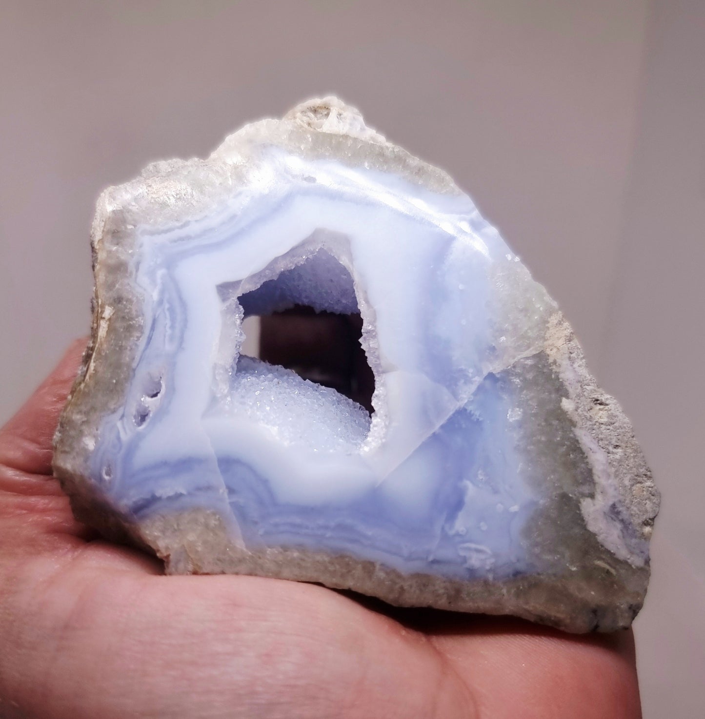 BLUE LACE AGATE GEODE 198 g - COMMUNICATION & COURAGE