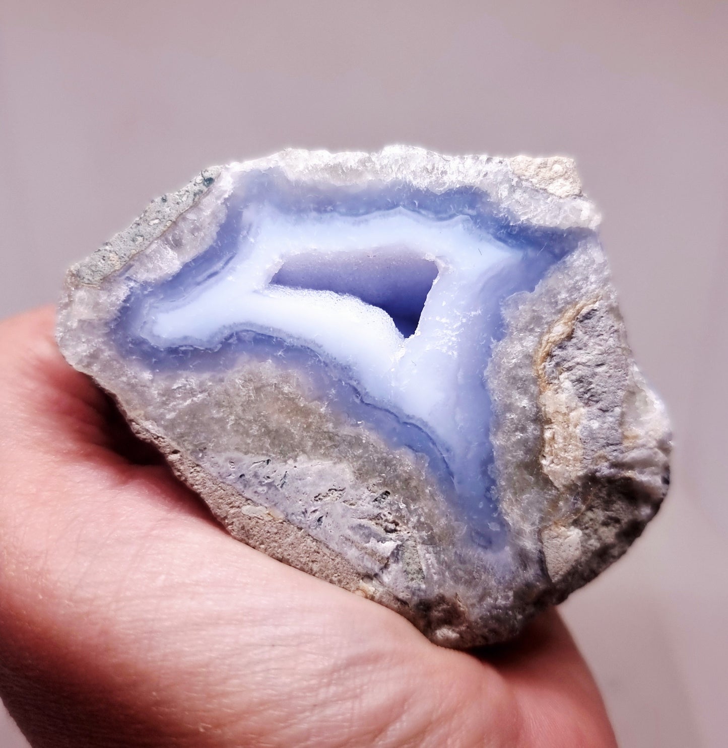 BLUE LACE AGATE GEODE 168 g - COMMUNICATION & COURAGE