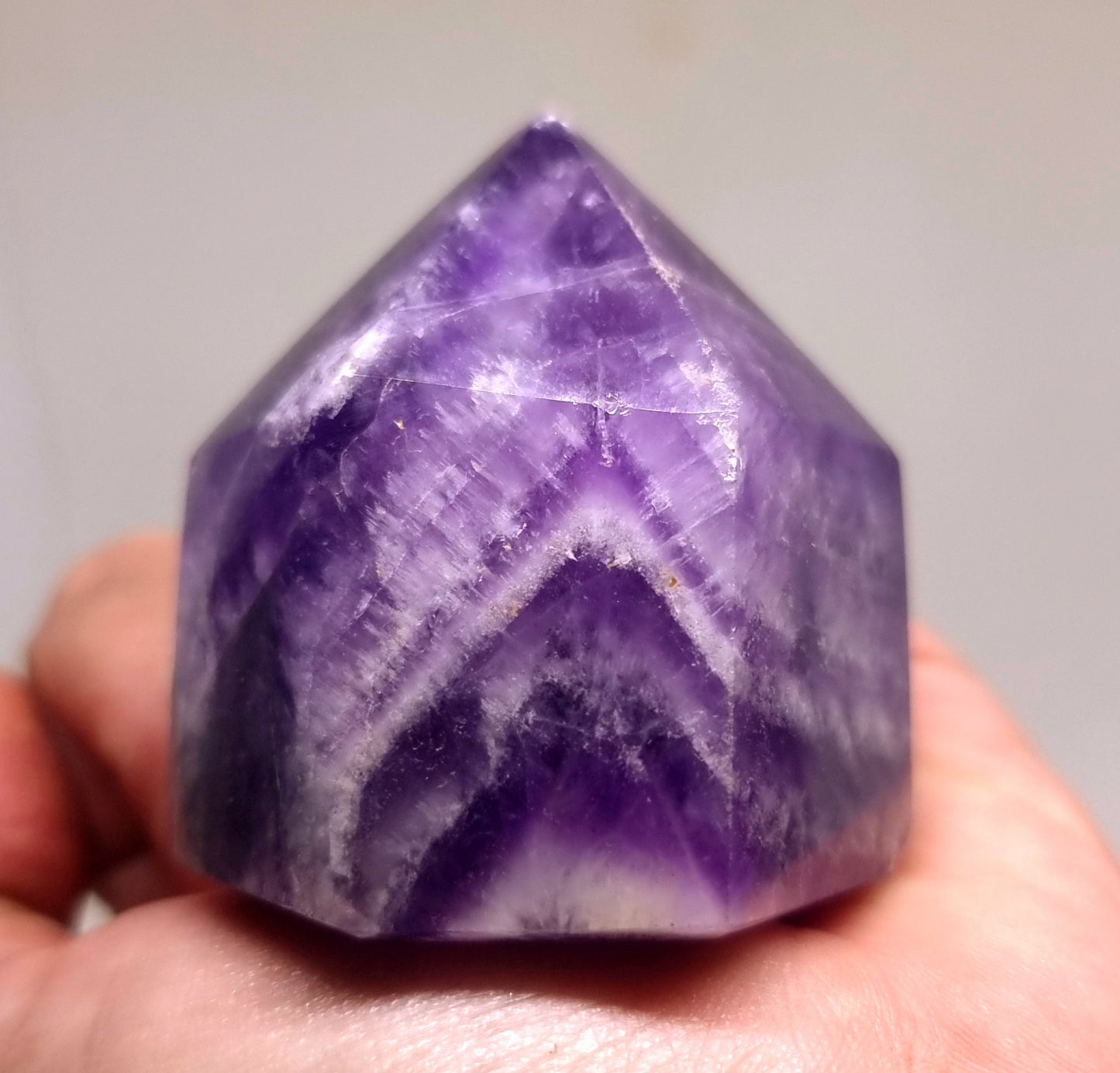 CHEVRON AMETHYST POLISHED TOWER 6 cm (159g) - INTUITION