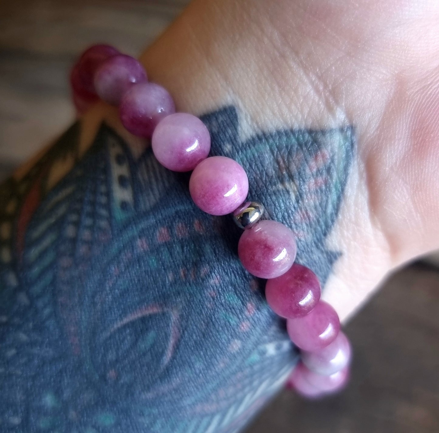 PLUM BLOSSOM TOURMALINE HAMSA HAND BRACELET 8 mm - PROTECTION