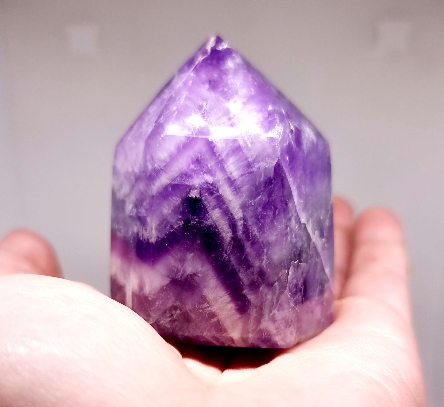 CHEVRON AMETHYST POLISHED TOWER 6 cm (184g) - INTUITION