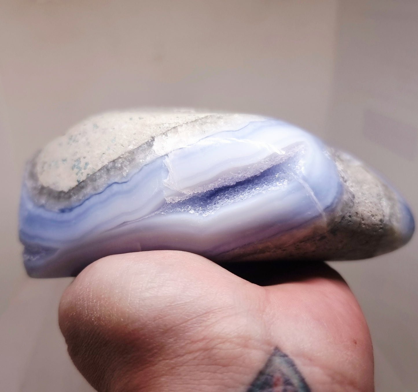 BLUE LACE AGATE POLISHED FREEFORM 1.1 kg - COMMUNICATION & COURAGE