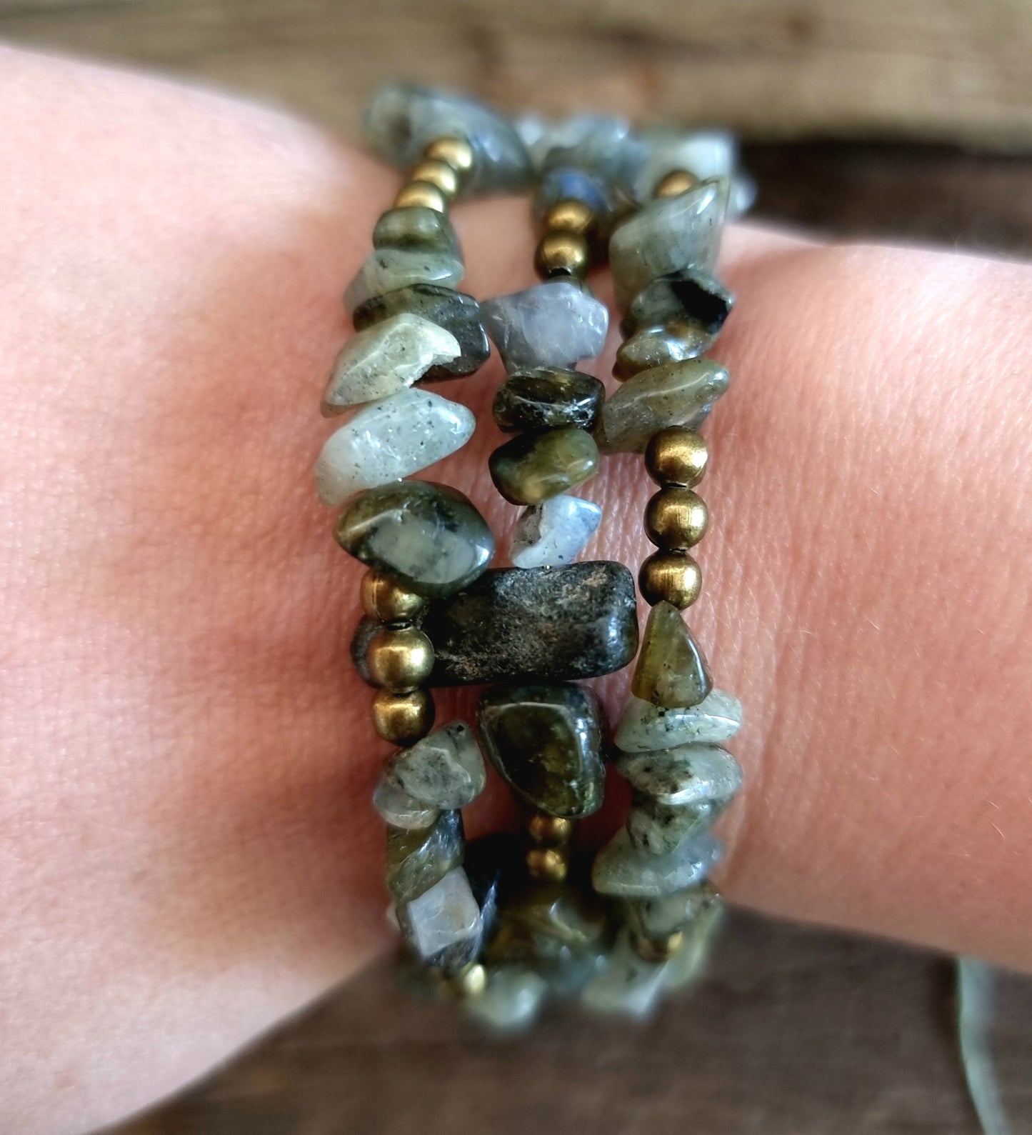 LABRADORITE CHIPPED MEMORY WIRE BRACELET - CREATIVITY