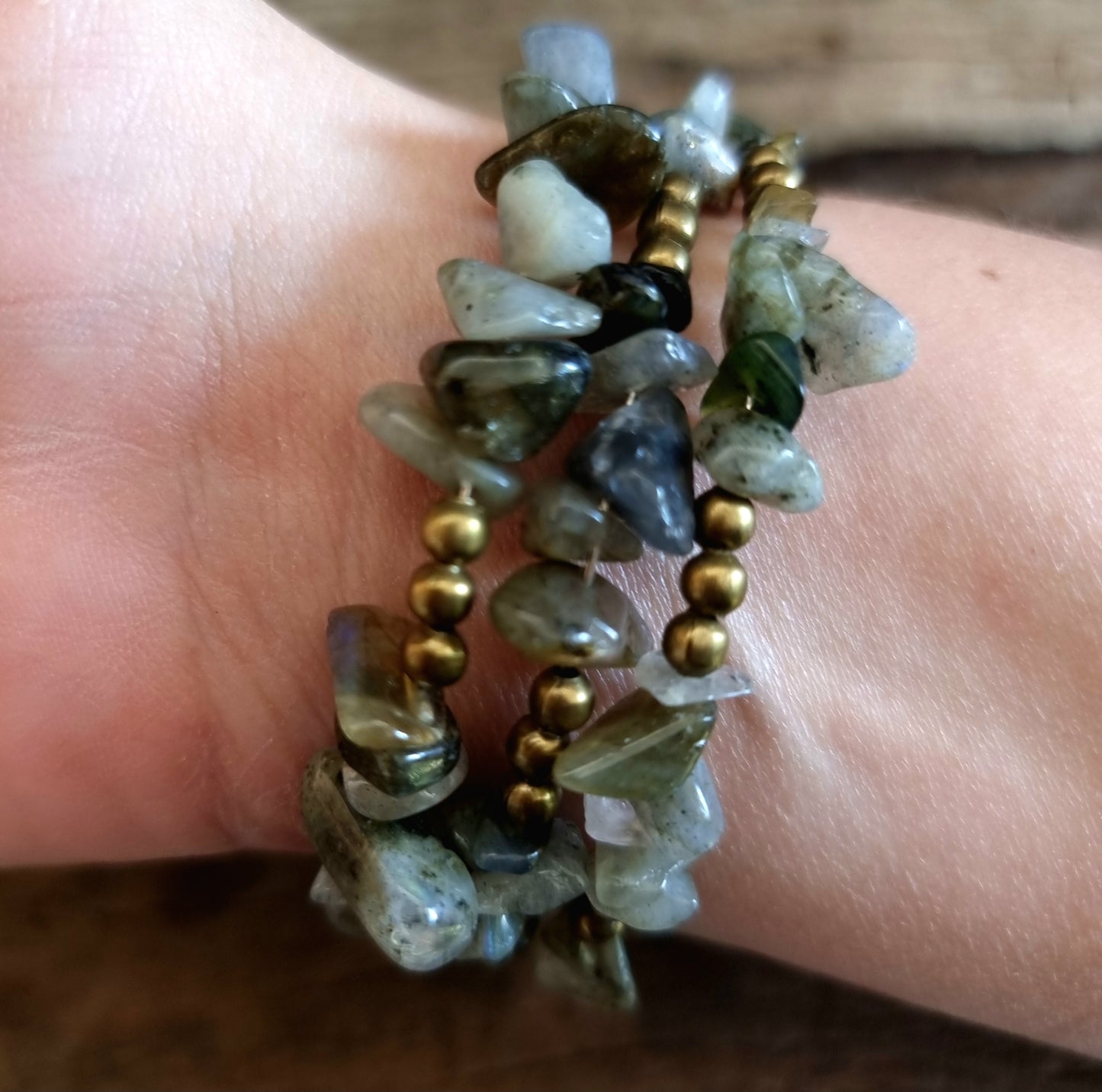 LABRADORITE CHIPPED MEMORY WIRE BRACELET - CREATIVITY