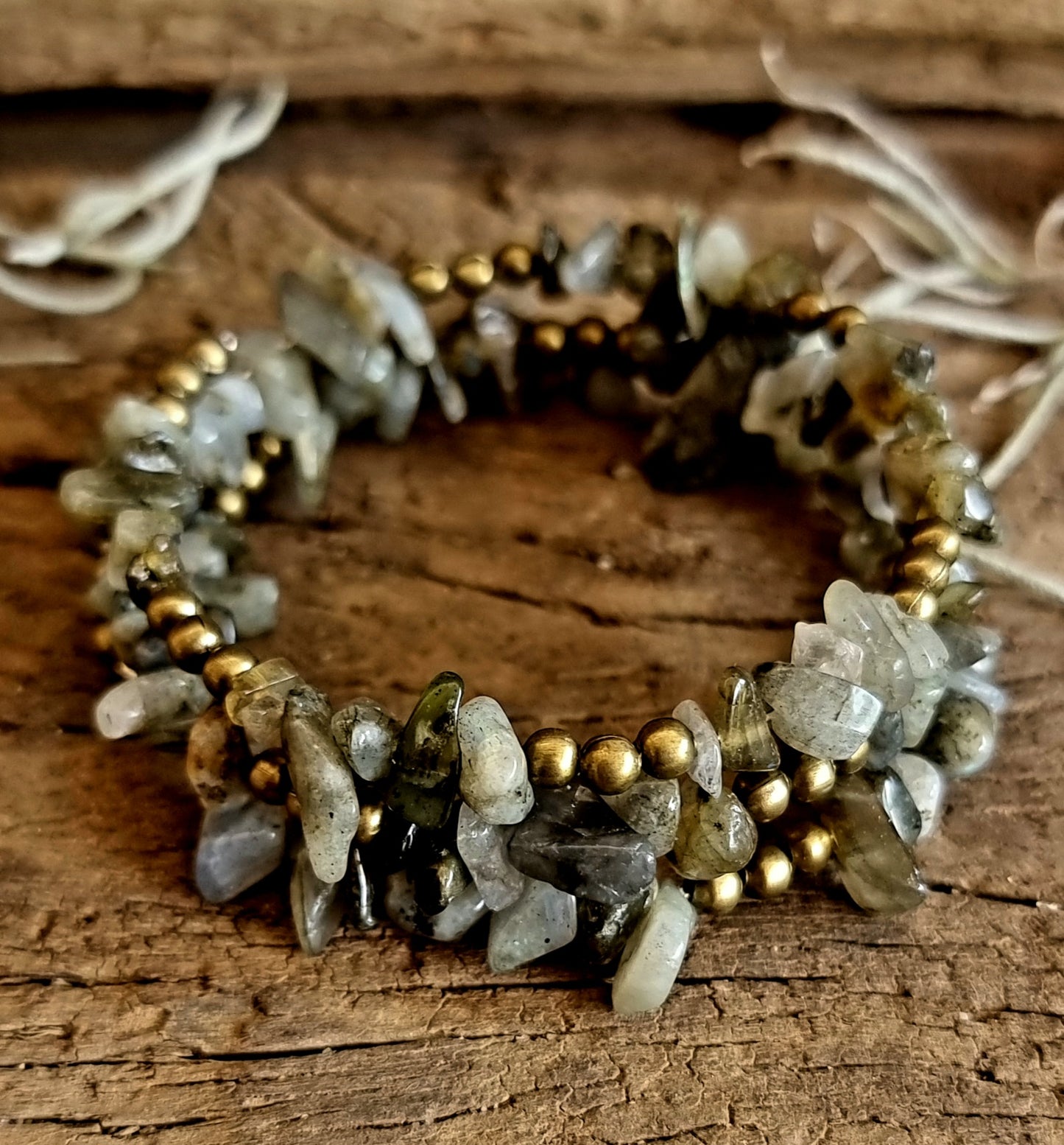 LABRADORITE CHIPPED MEMORY WIRE BRACELET - CREATIVITY