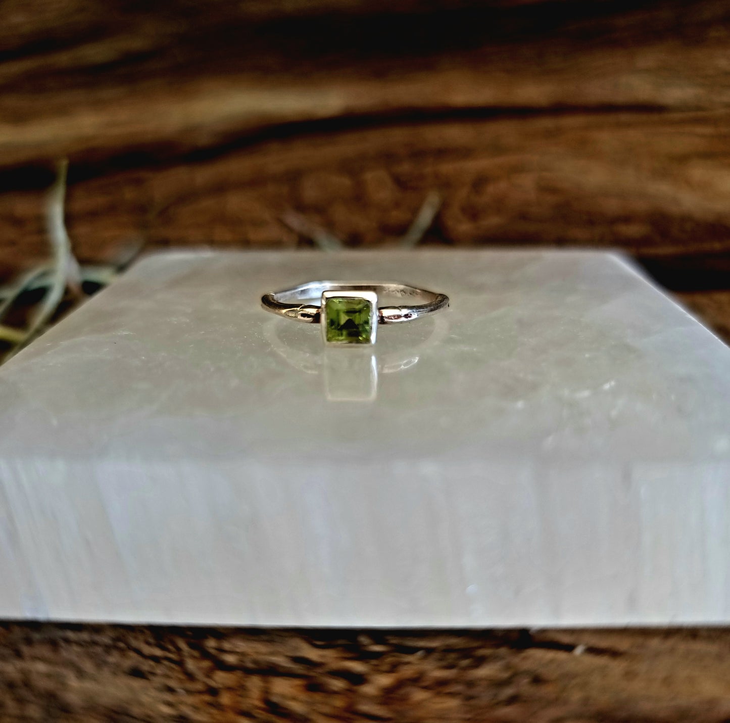 PERIDOT RING IN 925 SILVER SIZE 17 - BALANCE & PROTECTION