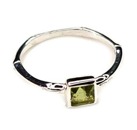 SILVER 925 PERIDOT RING SQUARE SIZE 6 - BALANCE & PROTECTION