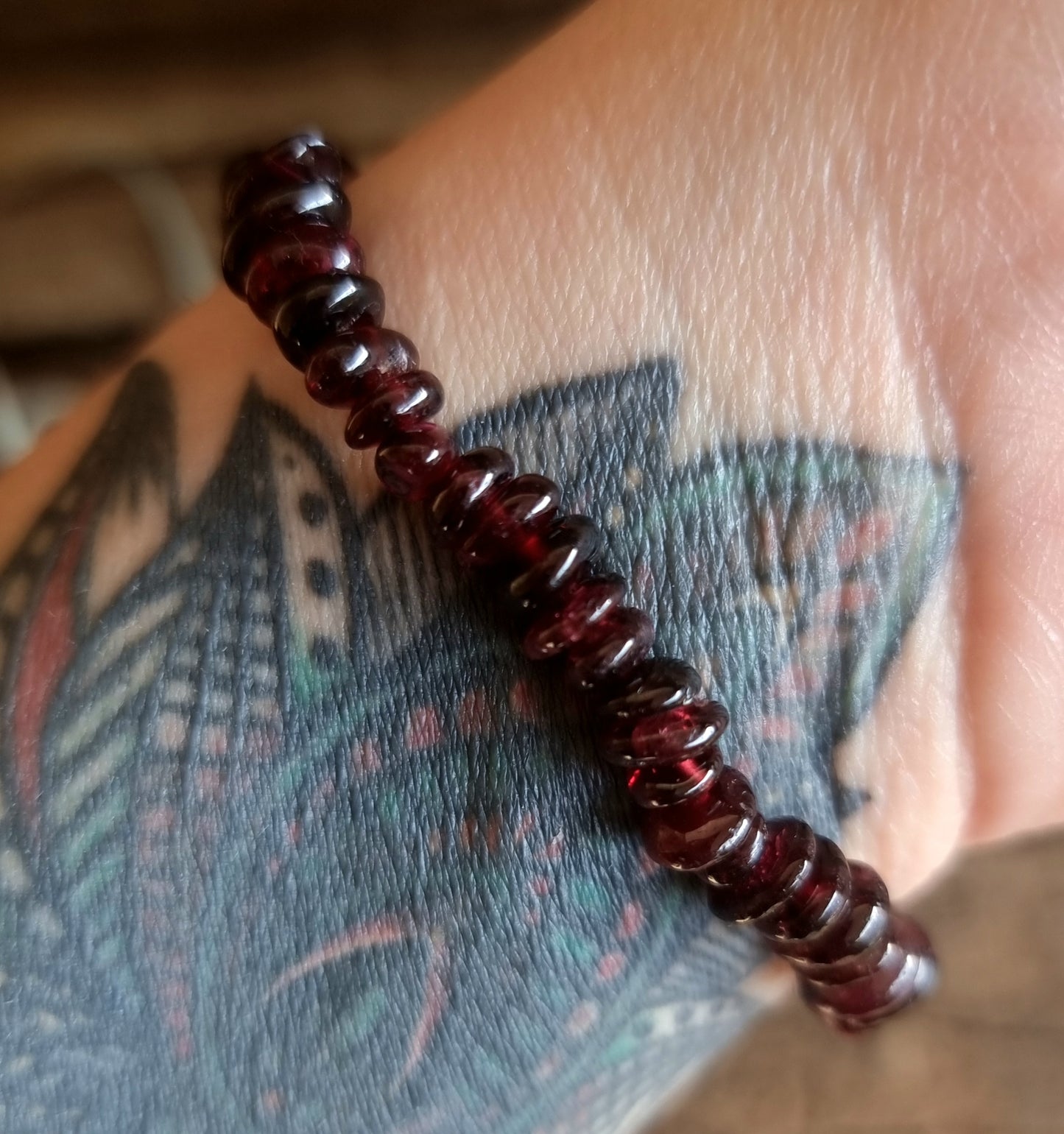 RED GARNET CHIPPED BRACELET - LOVE & CREATIVITY