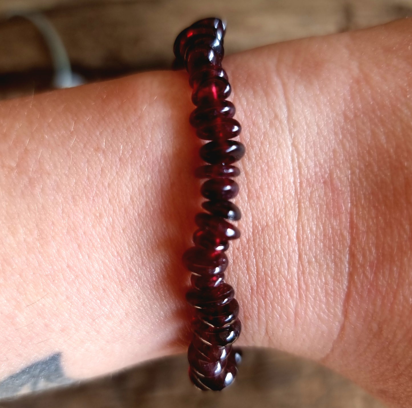 RED GARNET CHIPPED BRACELET - LOVE & CREATIVITY