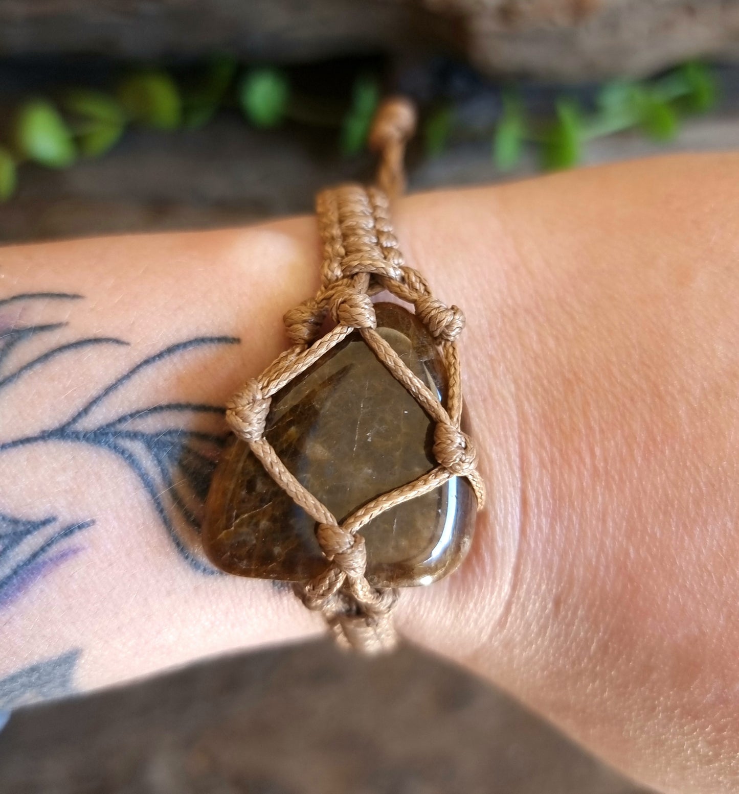 BROWN TIGERS EYE MACRAME BRACELET - STRENGHT & PROTECTION