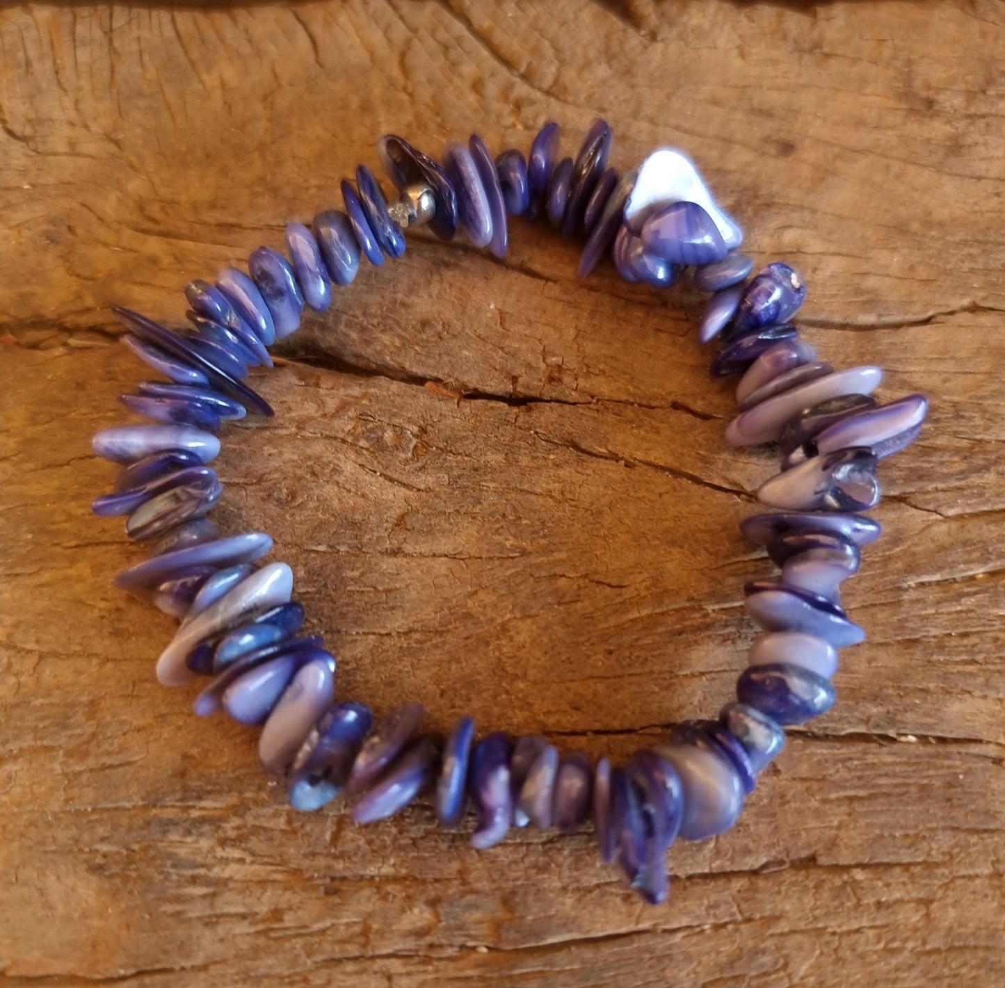 BLUE DYED FRESH SHELL CHIPPED BRACELET