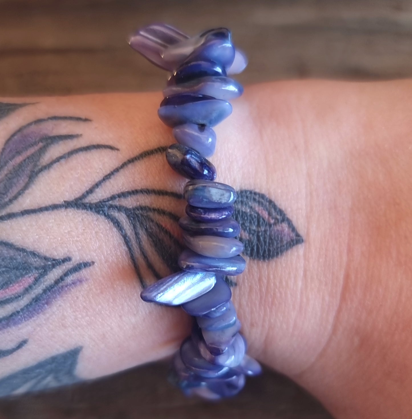 BLUE DYED FRESH SHELL CHIPPED BRACELET