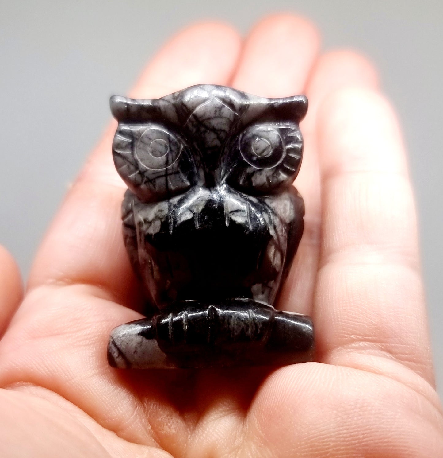 BANDED JASPER CARVED OWL 4 cm - COURAGE & PROTECTION