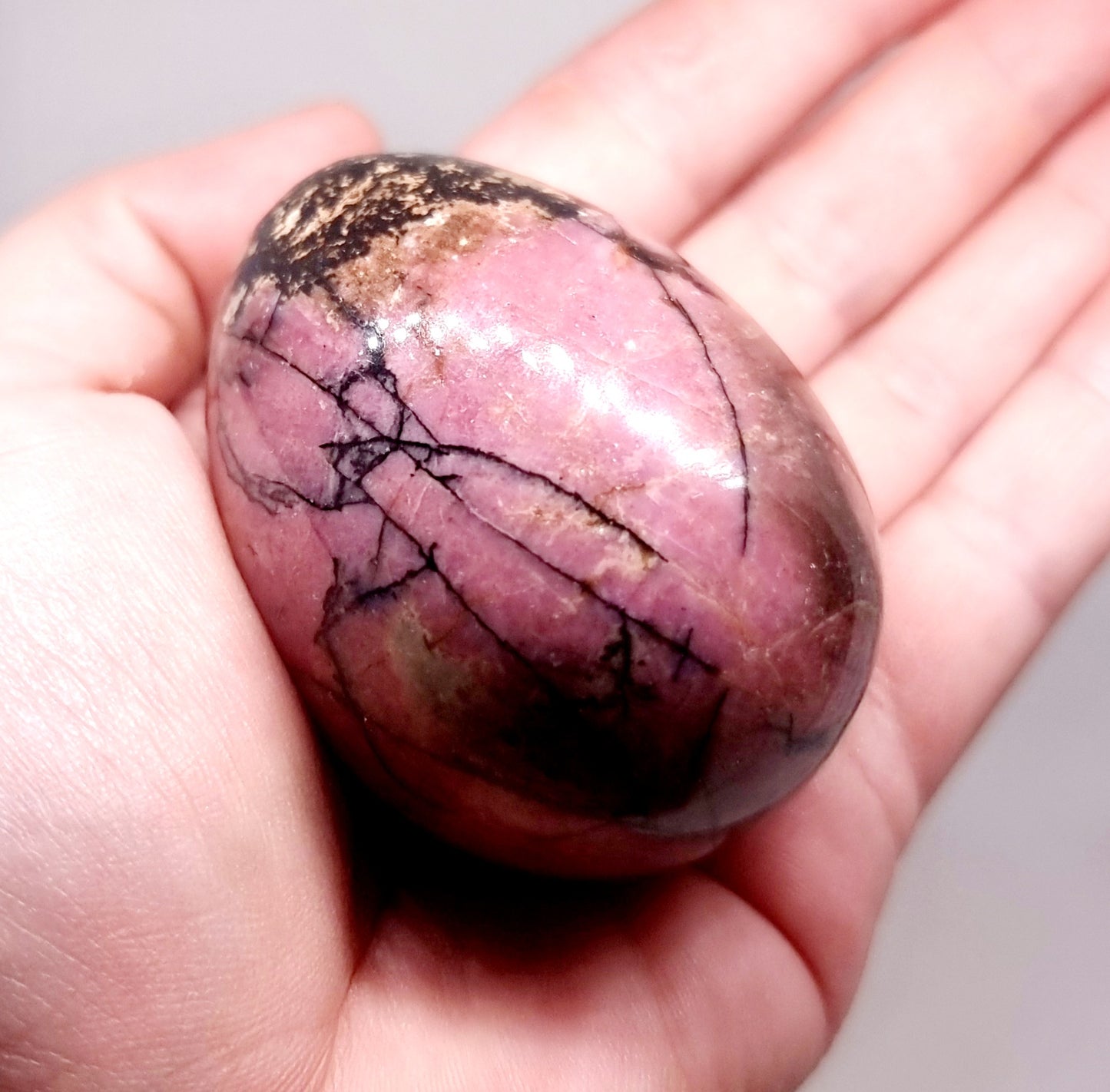 RHODONITE POLISHED EGG 225 g - LOVE