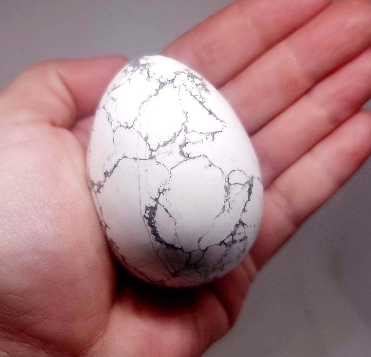 WHITE HOWLITE POLISHED EGG 181 g - HIGHER REALMS