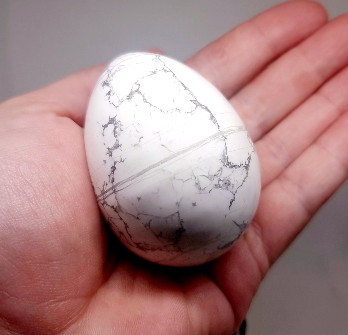 WHITE HOWLITE POLISHED EGG 180 g - HIGHER REALMS