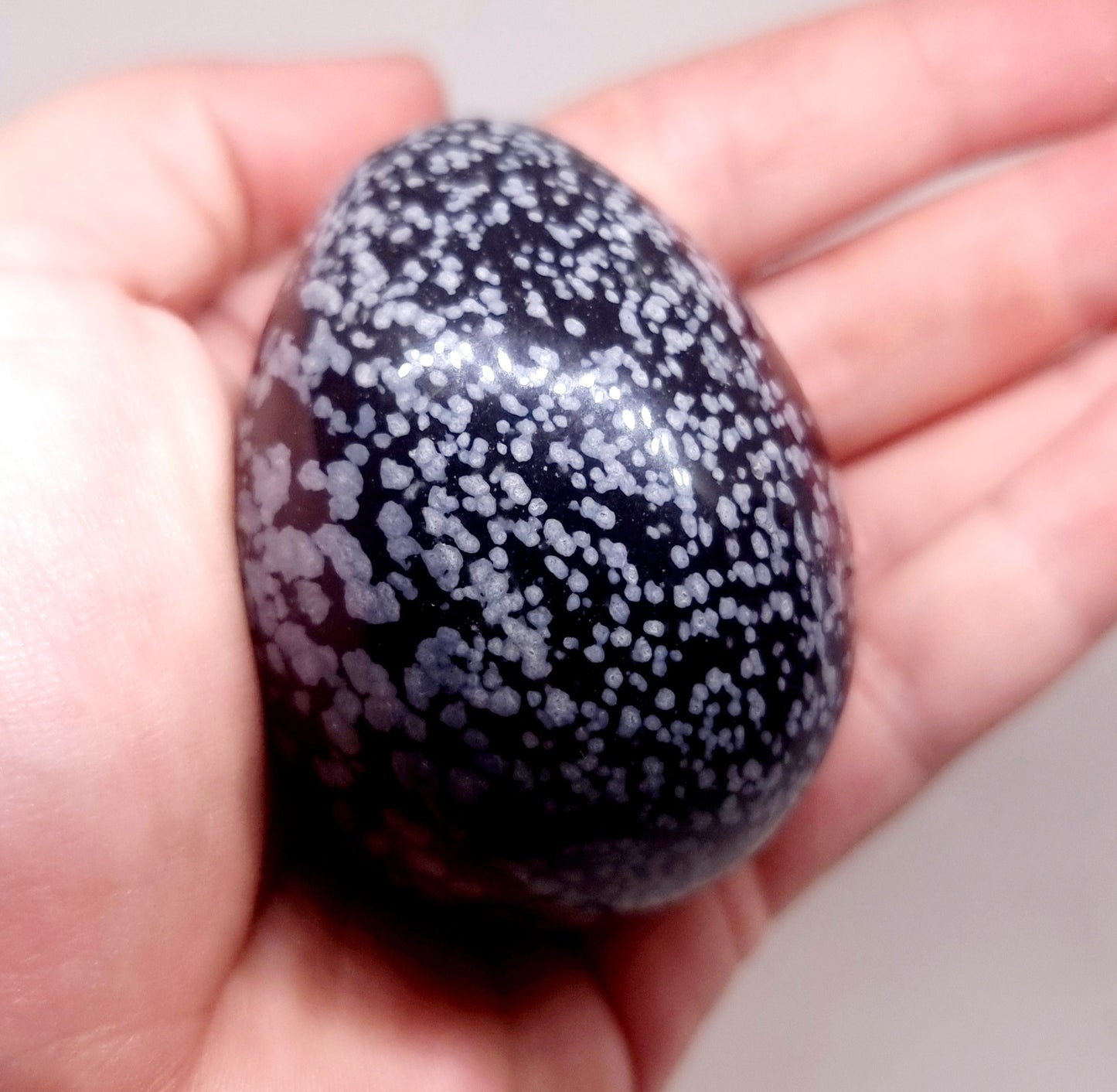 SNOWFLAKE OBSIDIAN POLISHED EGG 145 g - GROUNDING