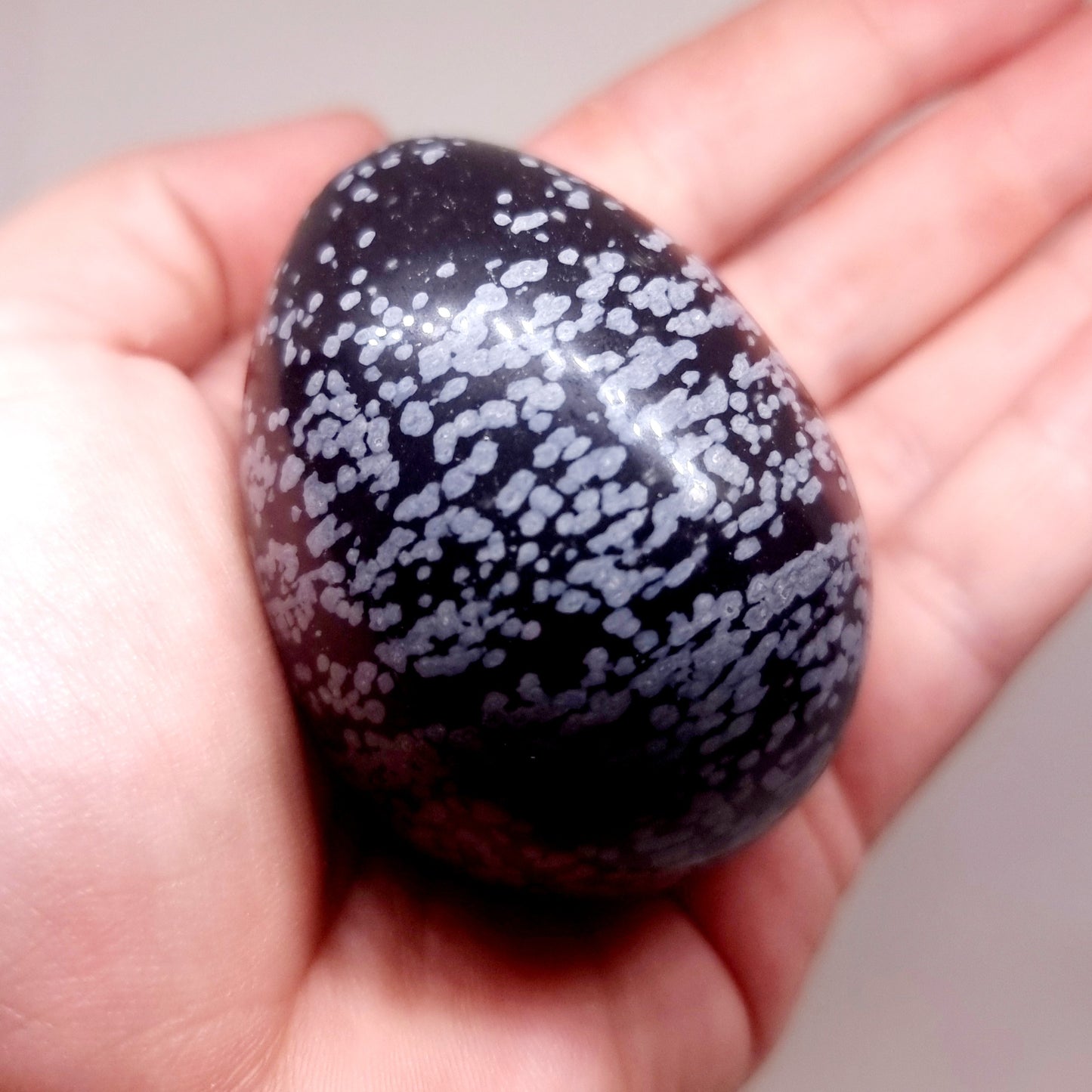 SNOWFLAKE OBSIDIAN POLISHED EGG 142 g - GROUNDING