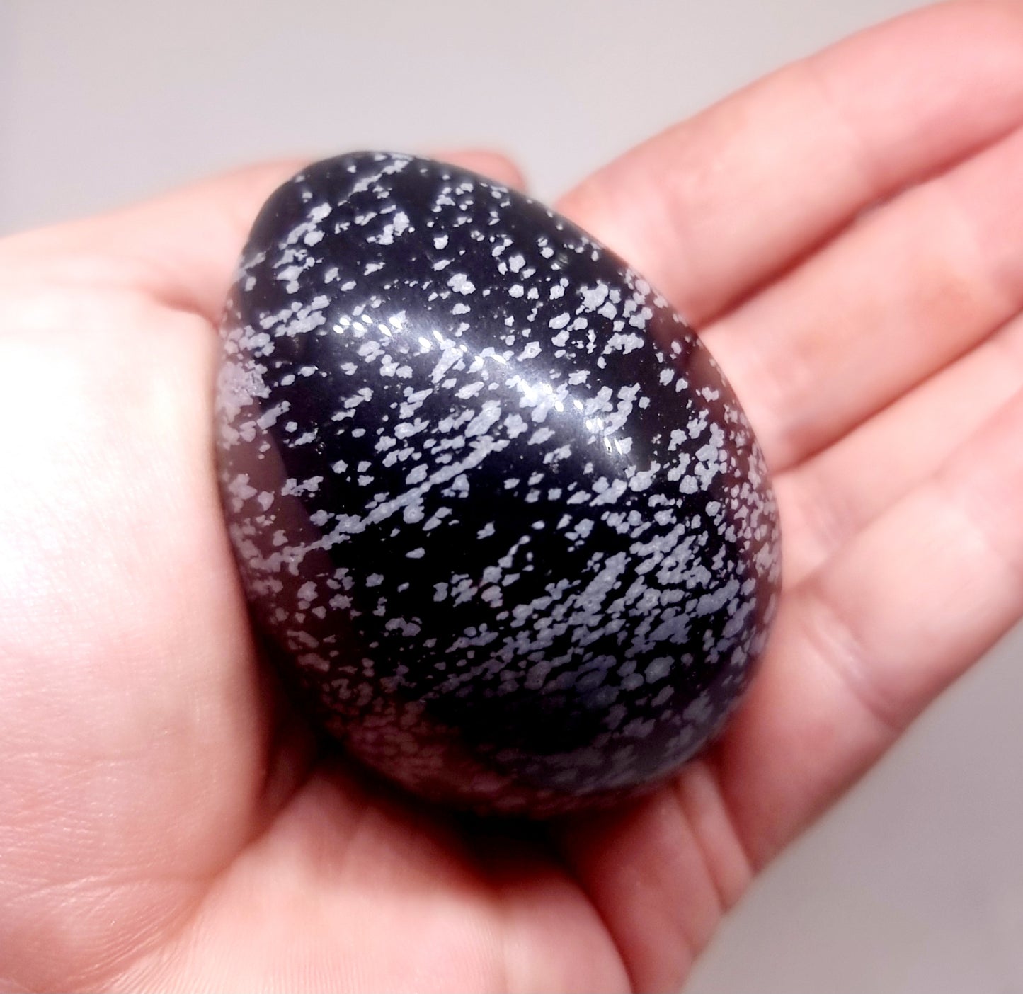 SNOWFLAKE OBSIDIAN POLISHED EGG 143 g - GROUNDING