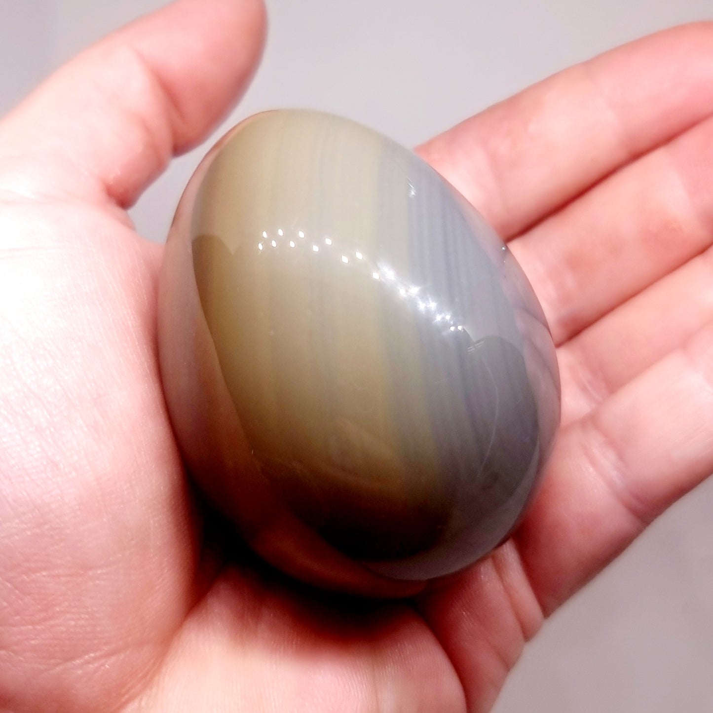 TRANSLUCENT BANDED AGATE POLISHED EGG 170 g - AURA PROTECTION