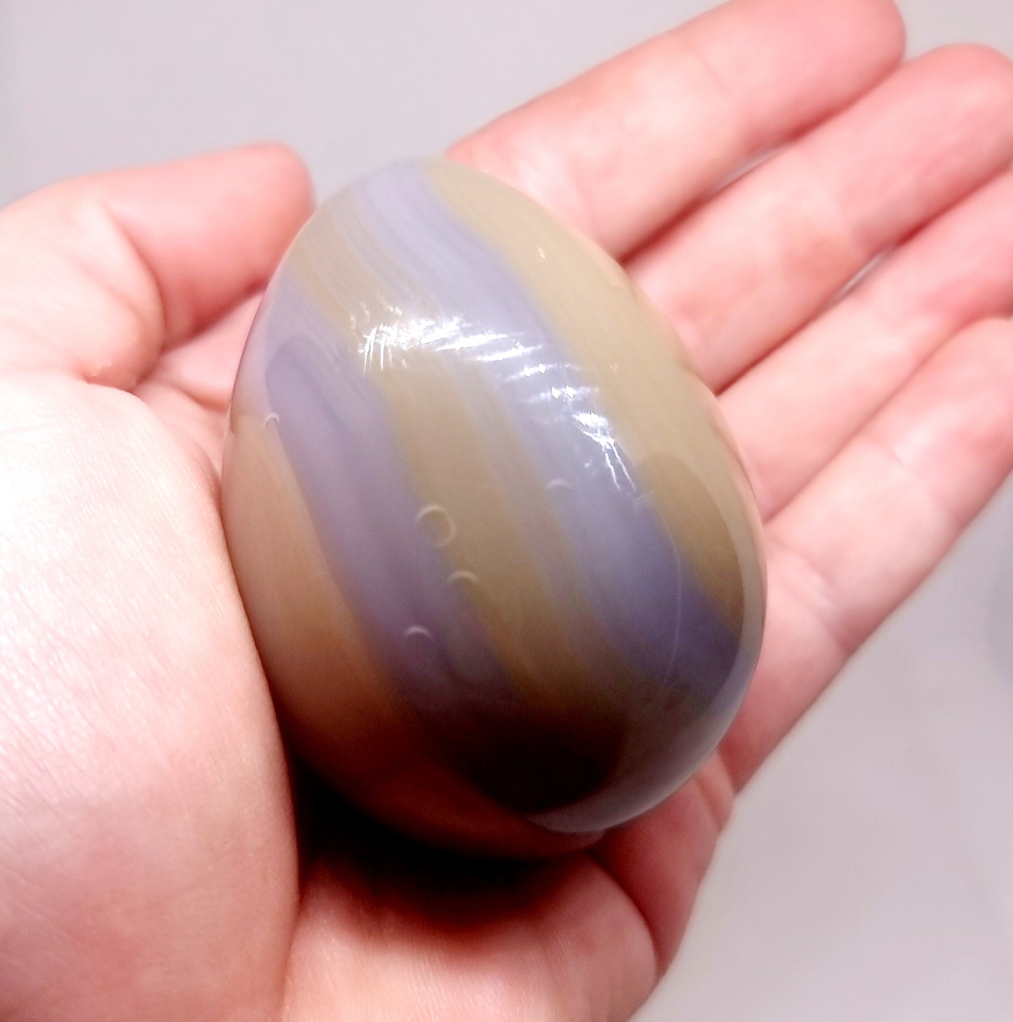 TRANSLUCENT BANDED AGATE POLISHED EGG 160 g - AURA PROTECTION